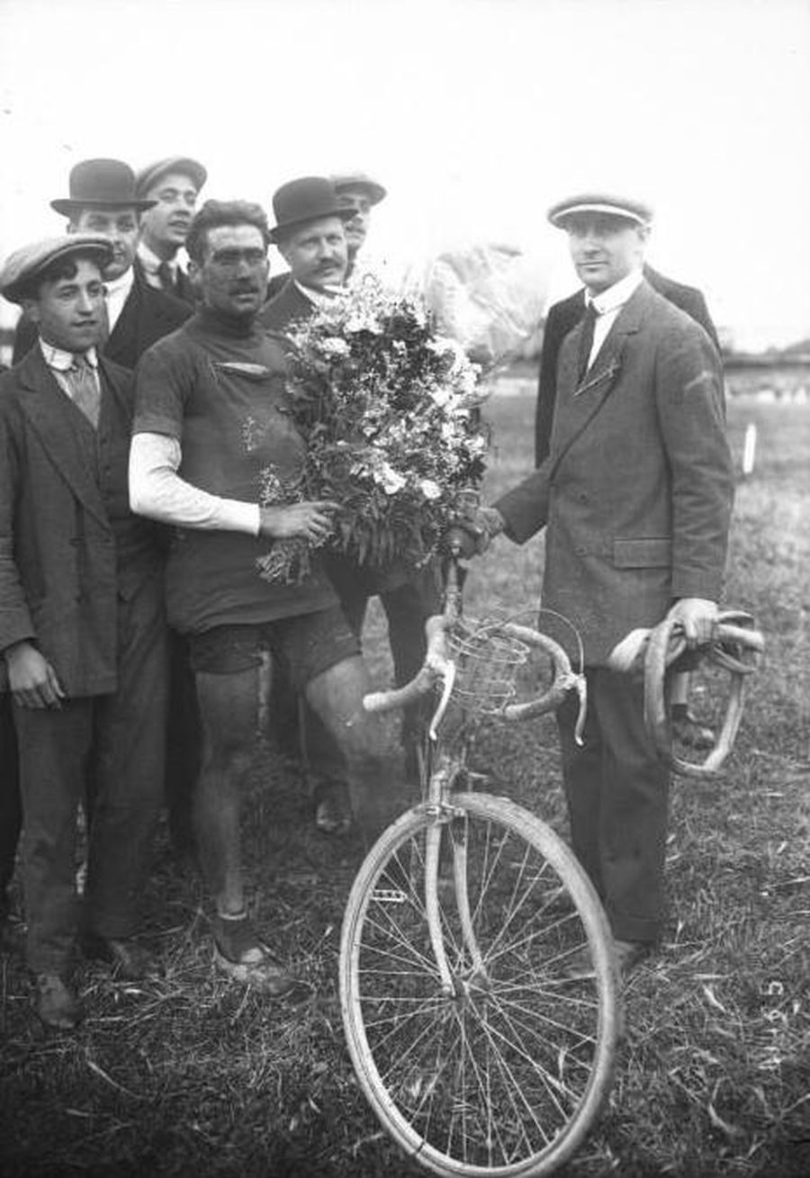 Ciclistul, la finele Turului Franței, ediția din 1914 Ucis de amantă cu pistolul sinucigașei soții