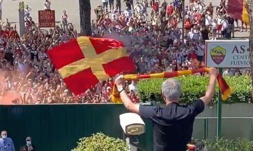 „Olé, olé, olé, olé, Jose, Jose”! Imagini senzaționale cu sosirea lui Jose Mourinho la Roma