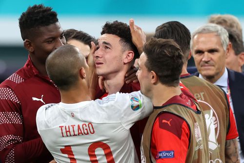 Euro 2020. La finalul meciului Elveția - Spania - 1-1, 1-3 la lovituri de departajare -, Thiago a ținut să-l consoleze pe Ruben Vargas, în lacrimi după ratarea penalty-ului.