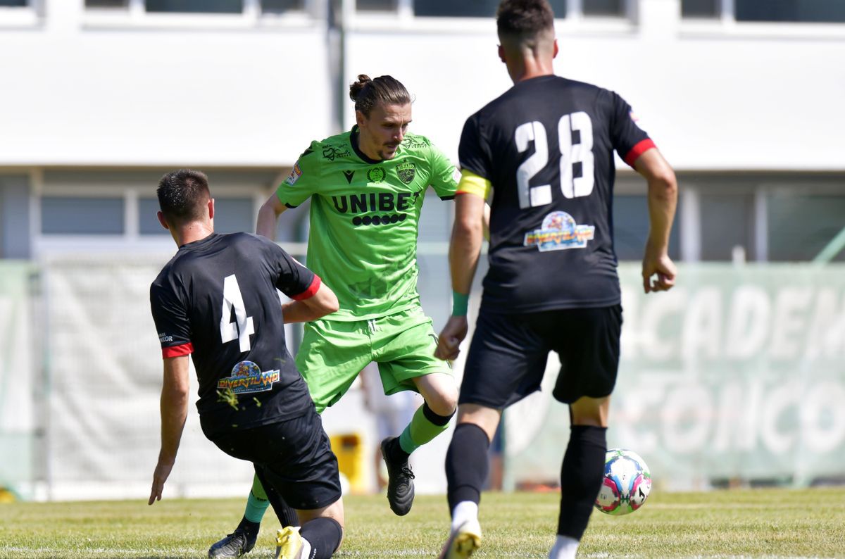 Fără griji » Ce făcea Răzvan Zăvăleanu în timpul amicalului Chiajna - Dinamo