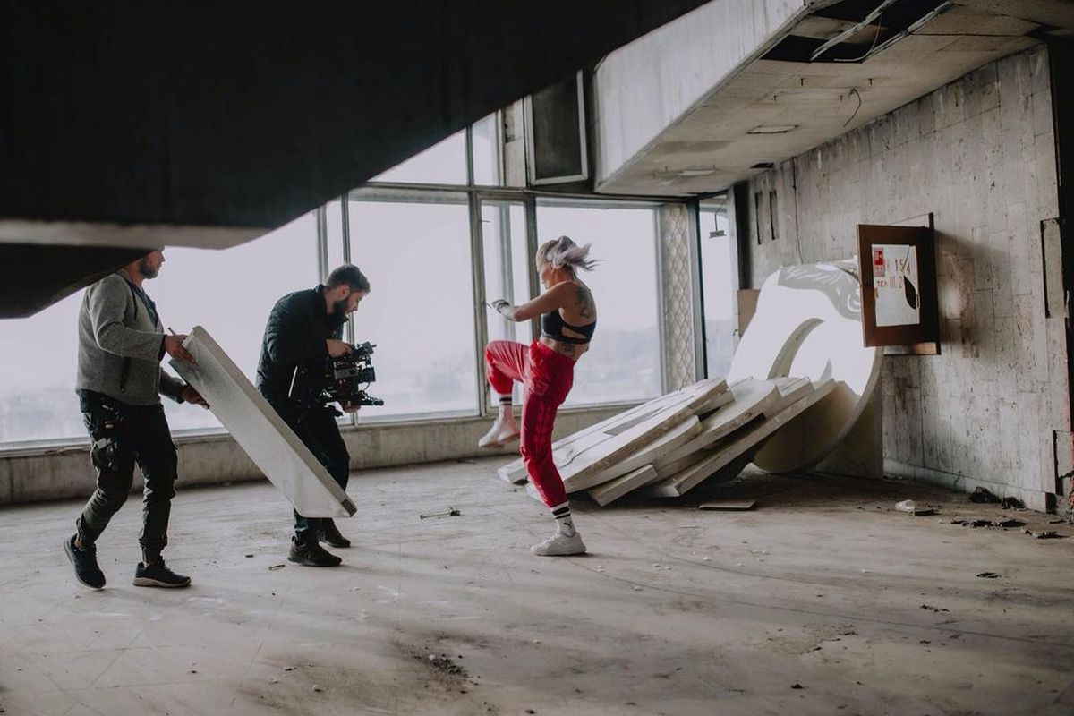 Rea în cușcă, senzuală pe Instagram » Cum își încântă Anastasia fanii