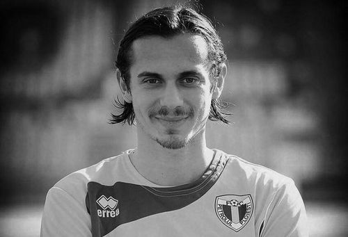 Roland Dedius Stănescu, fost fotbalist la Petrolul sau FC Argeș, a murit astăzi, la vârstă de 32 de ani, după ce a căzut de la etajul 4 al unui bloc din orașul Voluntari.