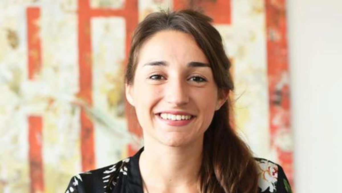 O jurnalistă și-a pierdut jobul după ce a fost pozată pe iaht, sărutându-se cu antrenorul unei forțe a Europei