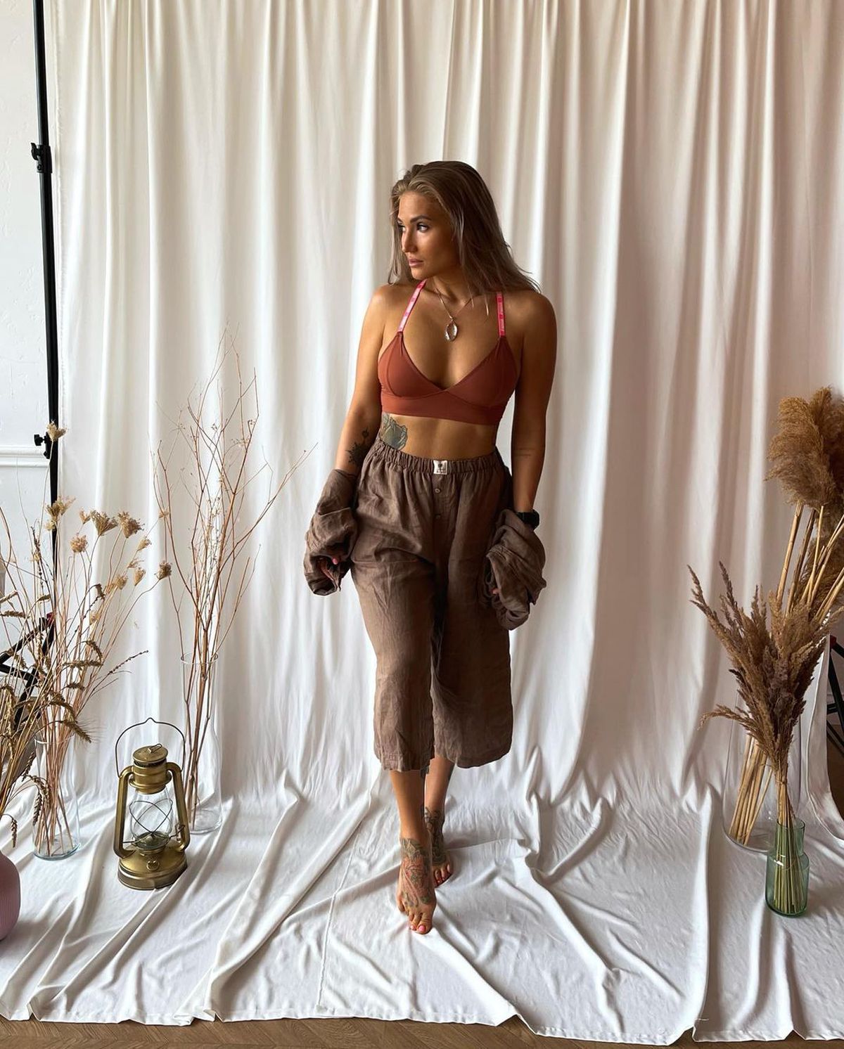 Rea în cușcă, senzuală pe Instagram » Cum își încântă Anastasia fanii