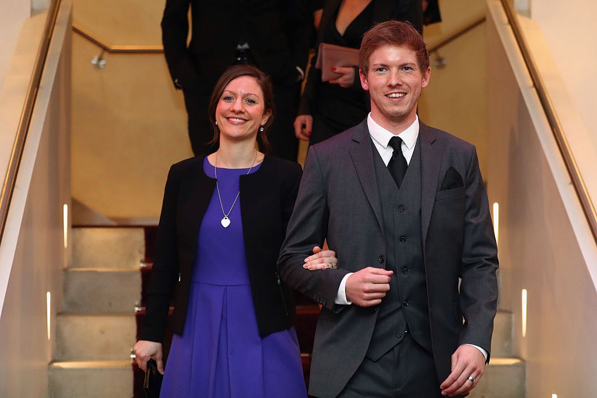 O jurnalistă și-a pierdut jobul după ce a fost pozată pe iaht, sărutându-se cu antrenorul unei forțe a Europei