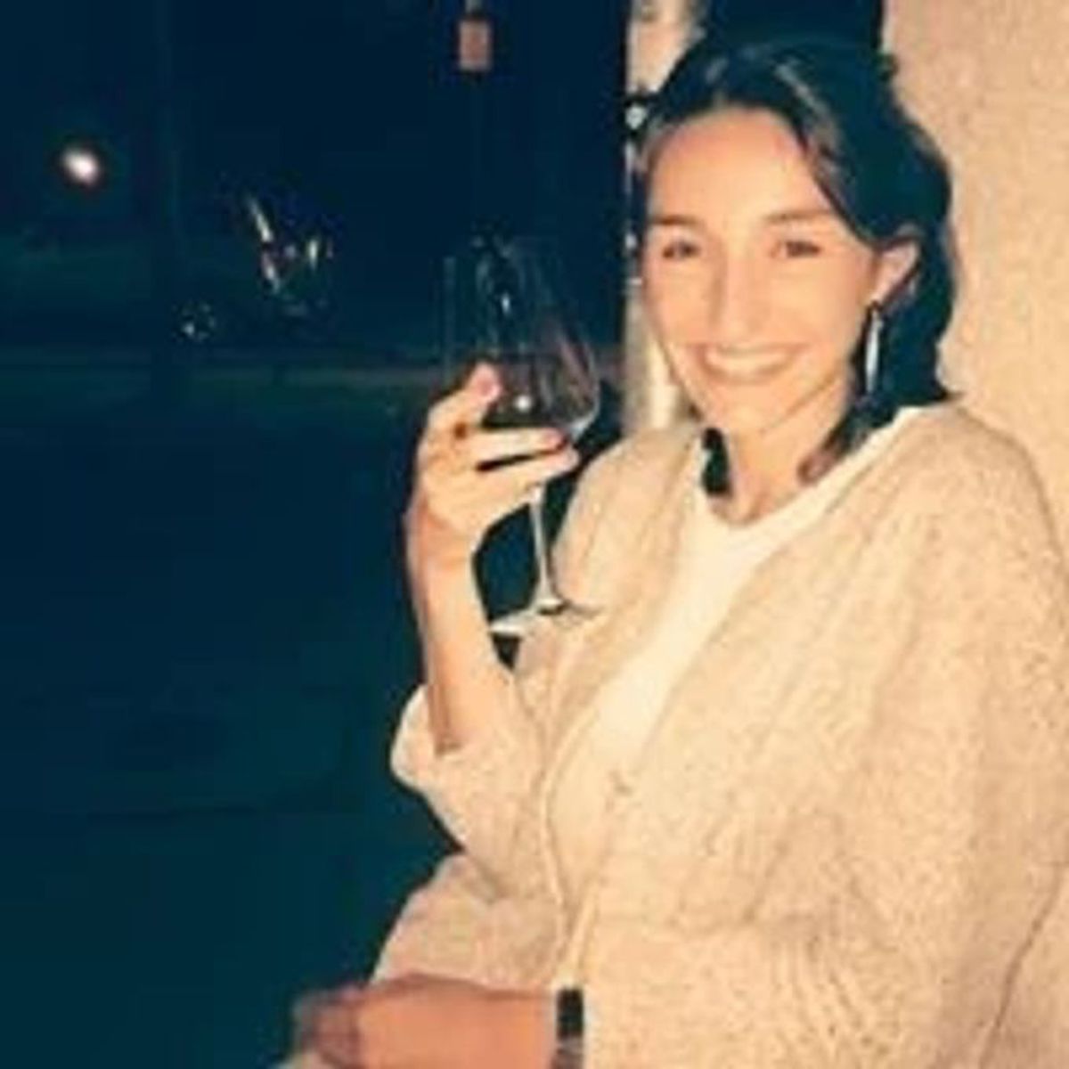 O jurnalistă și-a pierdut jobul după ce a fost pozată pe iaht, sărutându-se cu antrenorul unei forțe a Europei