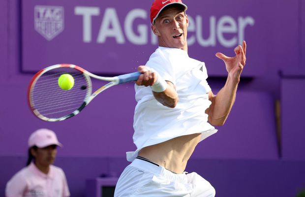 A lăsat baletul pentru a deveni jucător profesionist de tenis și debutează pe tabloul principal de la Wimbledon