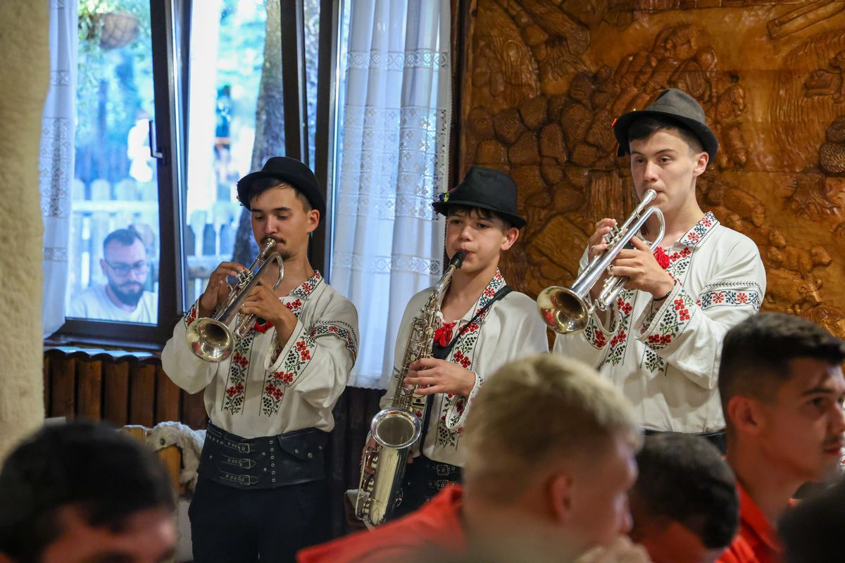 Cu mămăligă și lăutari în cantonament » Imagini inedite oferite de favorita la titlu în SuperLiga