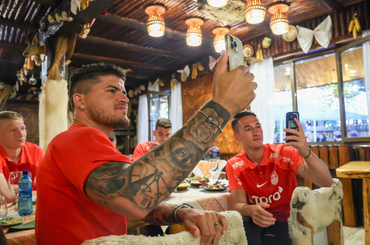 Cu mămăligă și lăutari în cantonament » Imagini inedite oferite de favorita la titlu în SuperLiga