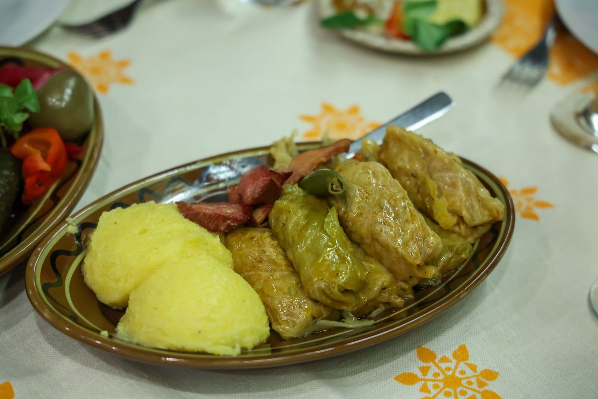 Cu mămăligă și lăutari în cantonament » Imagini inedite oferite de favorita la titlu în SuperLiga