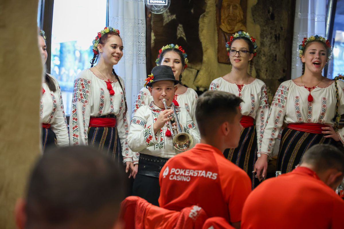 CFR Cluj, distracție cu mămăligă și lăutari în cantonament