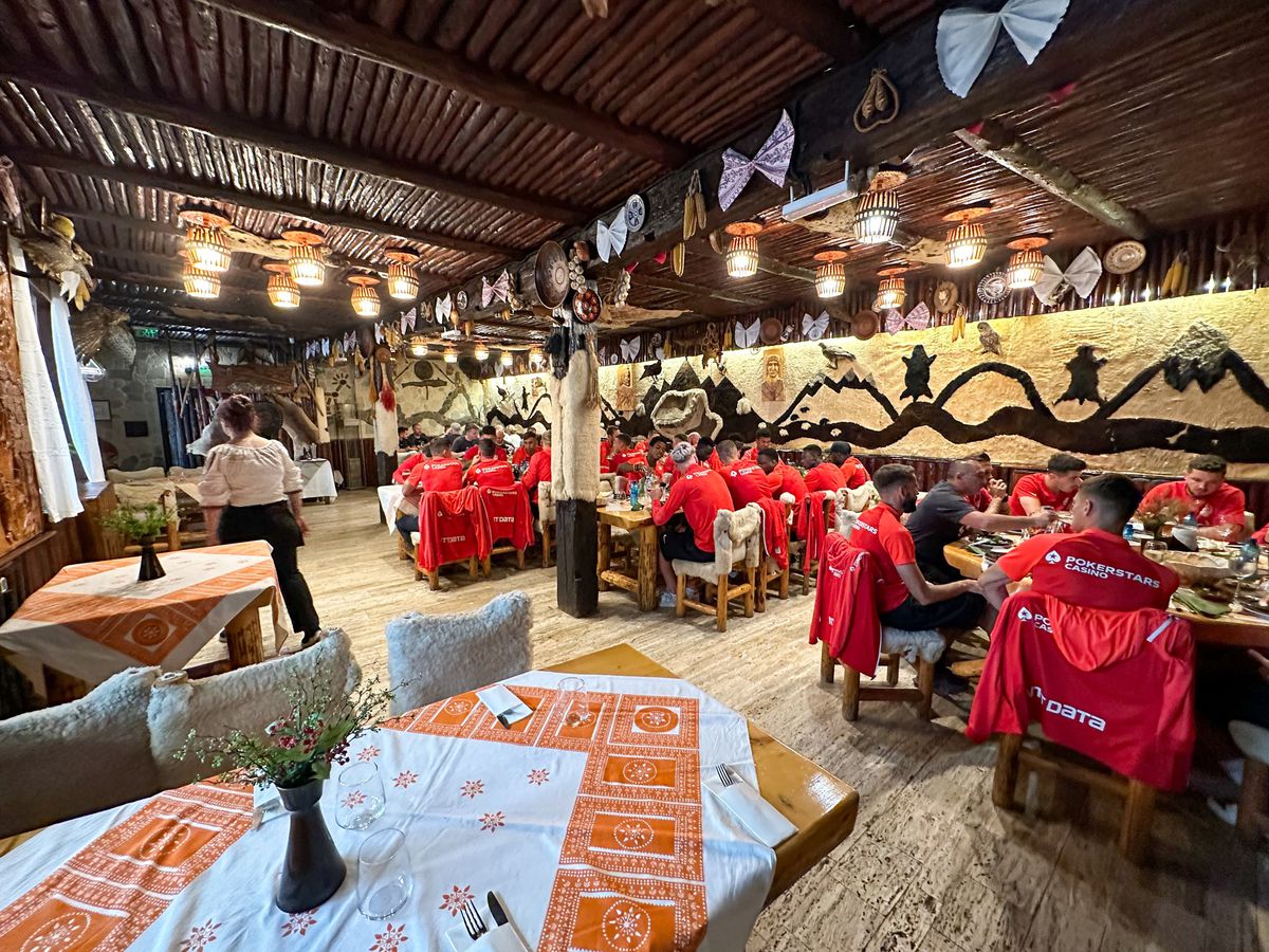 Cu mămăligă și lăutari în cantonament » Imagini inedite oferite de favorita la titlu în SuperLiga