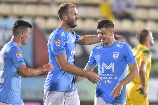 Cristi Costin (dreapta), pe lista lui Dinamo. Foto: Imago Images