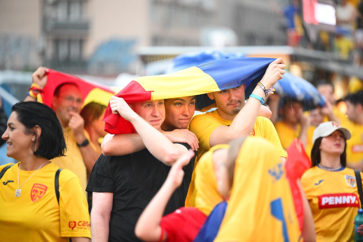 Bucureștenii au luat cu asalt Calea Victoriei pentru România - Olanda! Imagini spectaculoase surprinse de fotoreporterul Gazetei