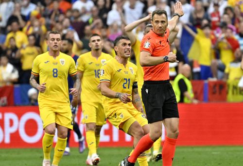 Felix Zwayer i-a enervat pe tricolori cu unele decizii. Pe Stanciu l-a și avertizat, pentru proteste / Foto: Imago