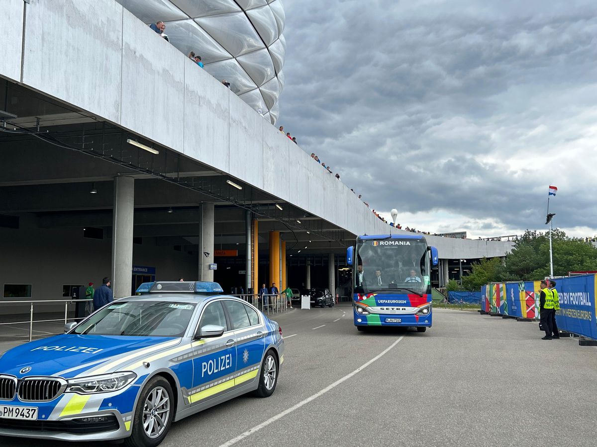 Edi Iordănescu, controlat la coborârea din autocarul României