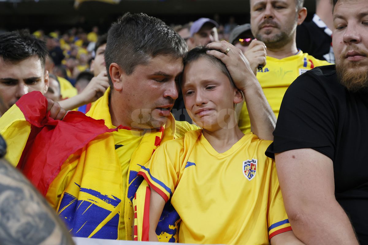 Nebunie în noapte la Mogoșoaia, sute de suporteri i-au așteptat pe „tricolori”: „Important e că au unit o țară întreagă” » Lui Edi Iordănescu i s-a cerut în cor: „Nu pleca!”