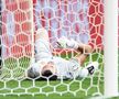 Florin Niță prăbușit în poartă, foto: Imago