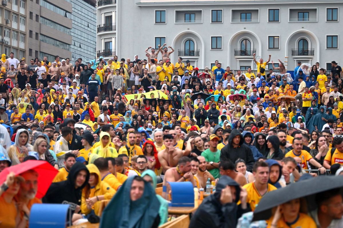 Mii de bucureșteni au înfruntat furtuna și au rămas pe baricade pentru a urmări România - Olanda » Fotografii spectaculoase surprinse în Capitală