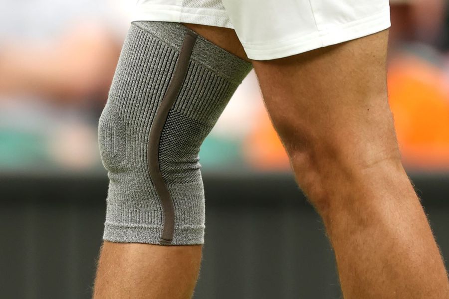 Novak Djokovic avansează la Wimbledon, genunchiul rezistă: „Dacă era oricare alt turneu, probabil nu aș fi riscat”