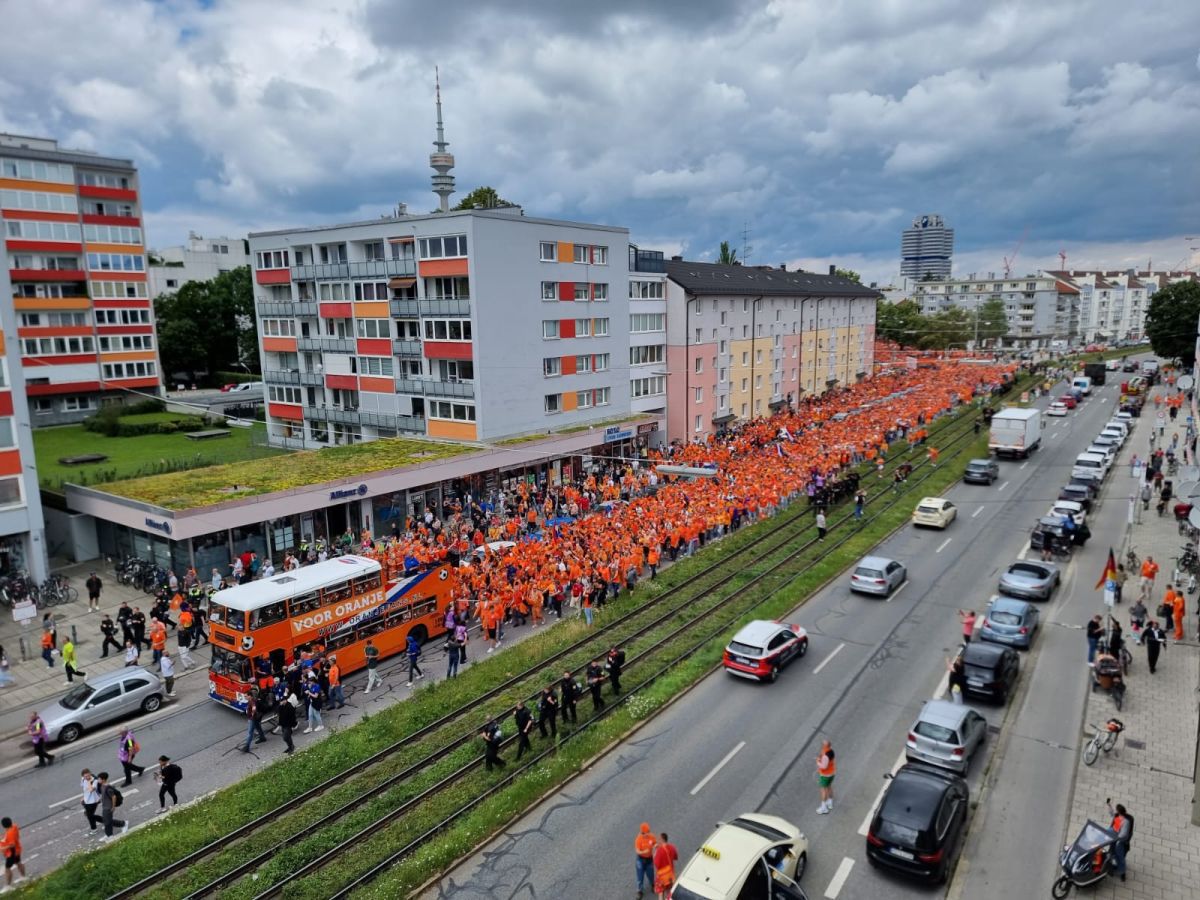 Suporterii batavi înainte de România - Olanda