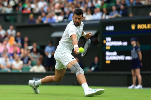 Novak Djokovic în acțiune la Wimbledon 2024 Foto: Guliver/GettyImages