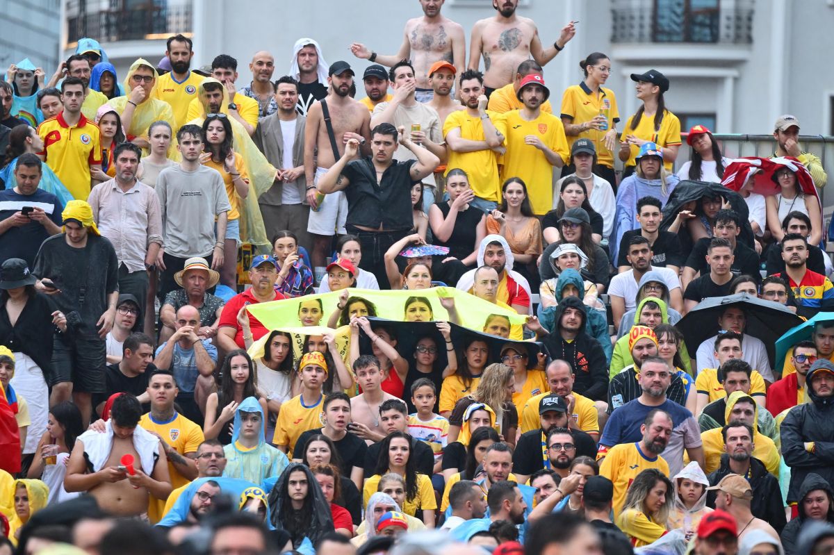 Mii de bucureșteni au înfruntat furtuna și au rămas pe baricade pentru a urmări România - Olanda » Fotografii spectaculoase surprinse în Capitală