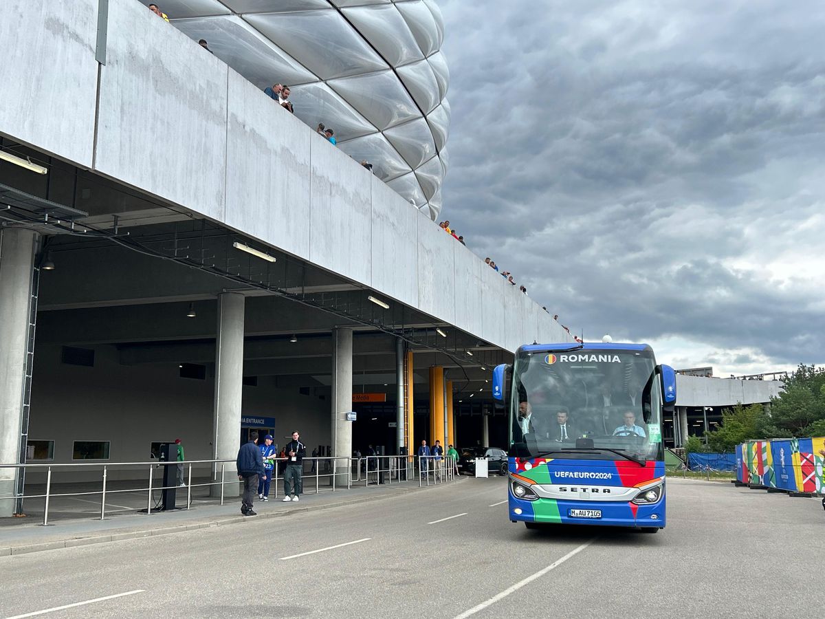 Edi Iordănescu, controlat la coborârea din autocarul României