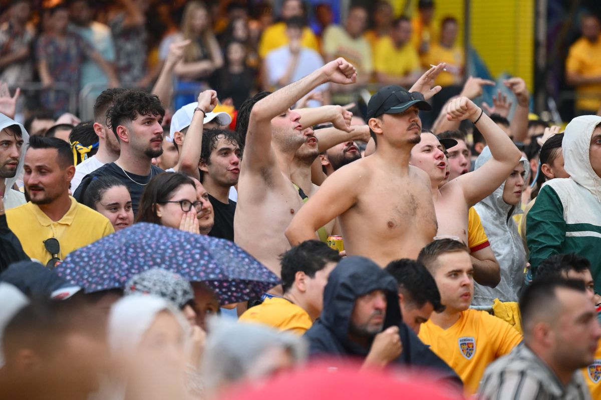 Mii de bucureșteni au înfruntat furtuna și au rămas pe baricade pentru a urmări România - Olanda » Fotografii spectaculoase surprinse în Capitală