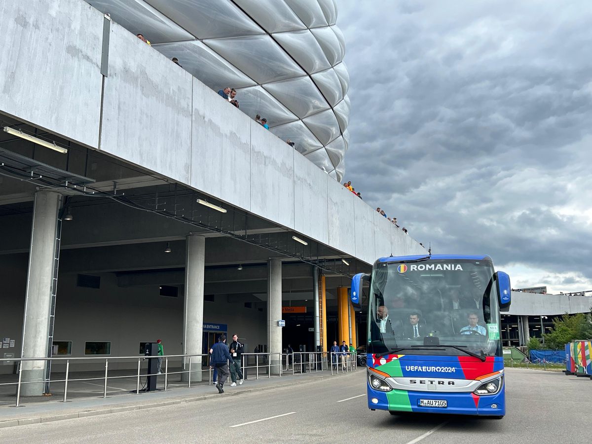 Edi Iordănescu, controlat la coborârea din autocarul României