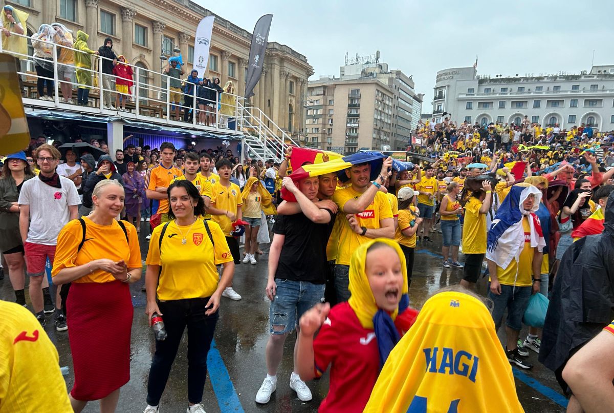 Mii de bucureșteni au înfruntat furtuna și au rămas pe baricade pentru a urmări România - Olanda » Fotografii spectaculoase surprinse în Capitală