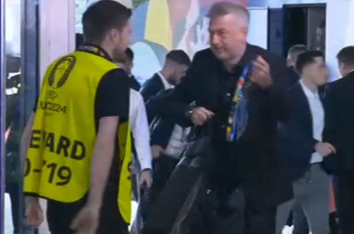 Edi Iordănescu, controlat la coborârea din autocarul României