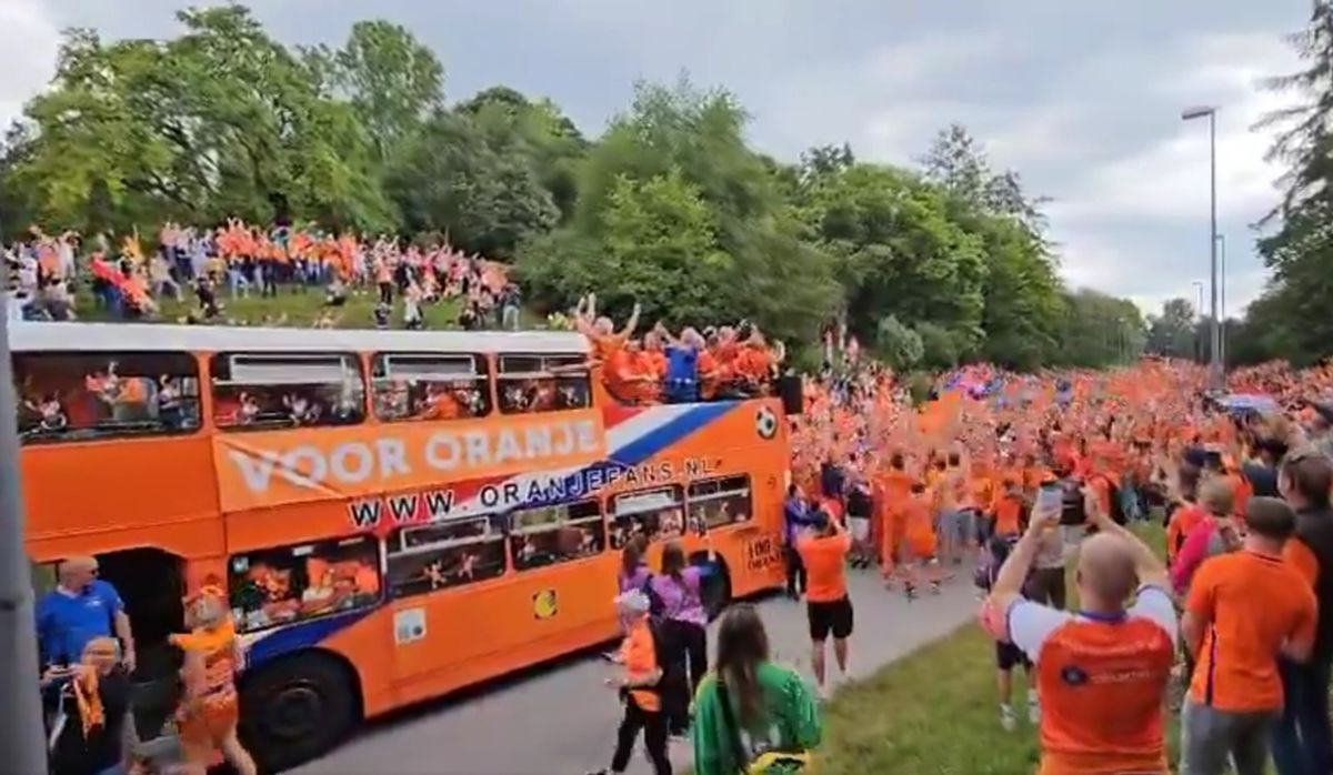 Suporterii batavi înainte de România - Olanda