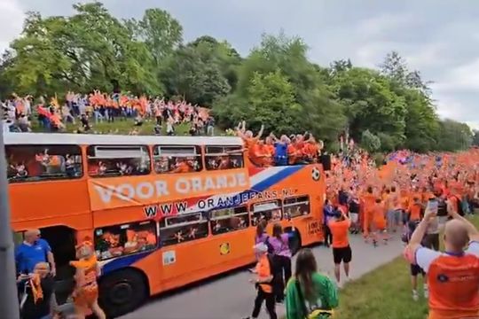 Suporterii batavi înainte de România - Olanda