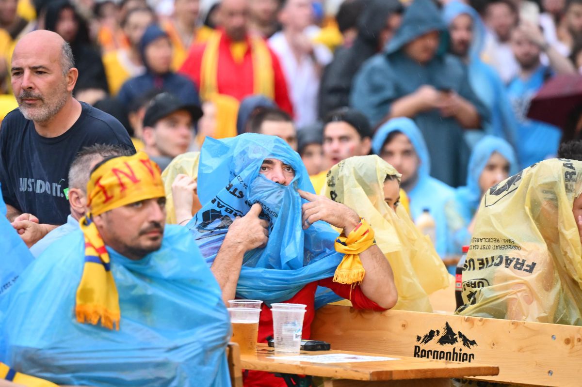 Mii de bucureșteni au înfruntat furtuna și au rămas pe baricade pentru a urmări România - Olanda » Fotografii spectaculoase surprinse în Capitală