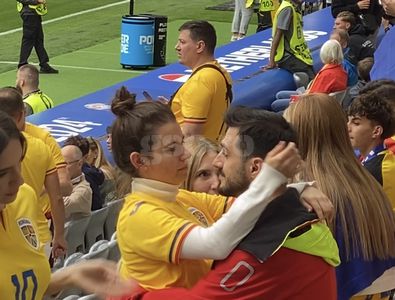 Scene romantice în tribunele Allianz Arena » Love is in the air: Kira Hagi, surprinsă în brațele iubitului ei