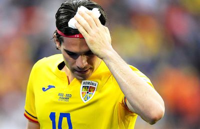 Emoții cu Ianis Hagi: Dumfries i-a spart capul, imediat după start » Cadrul cu Gică Hagi în tribună, cât o mie de cuvinte