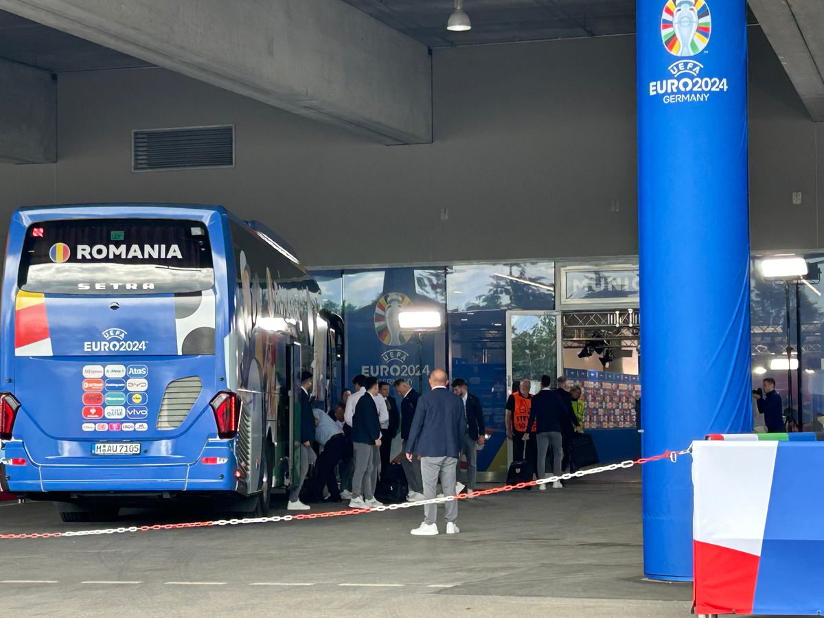 Edi Iordănescu, controlat la coborârea din autocarul României