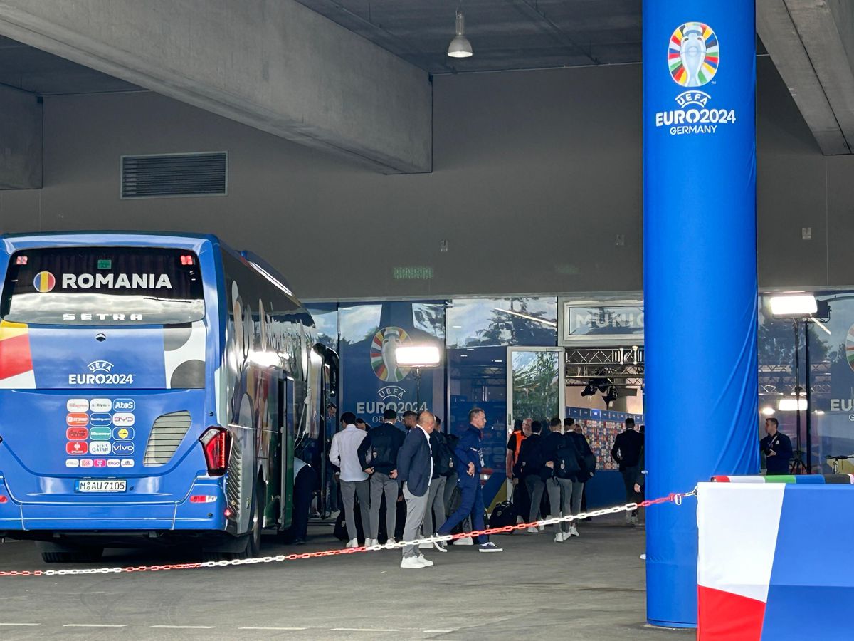 Edi Iordănescu, controlat la coborârea din autocarul României