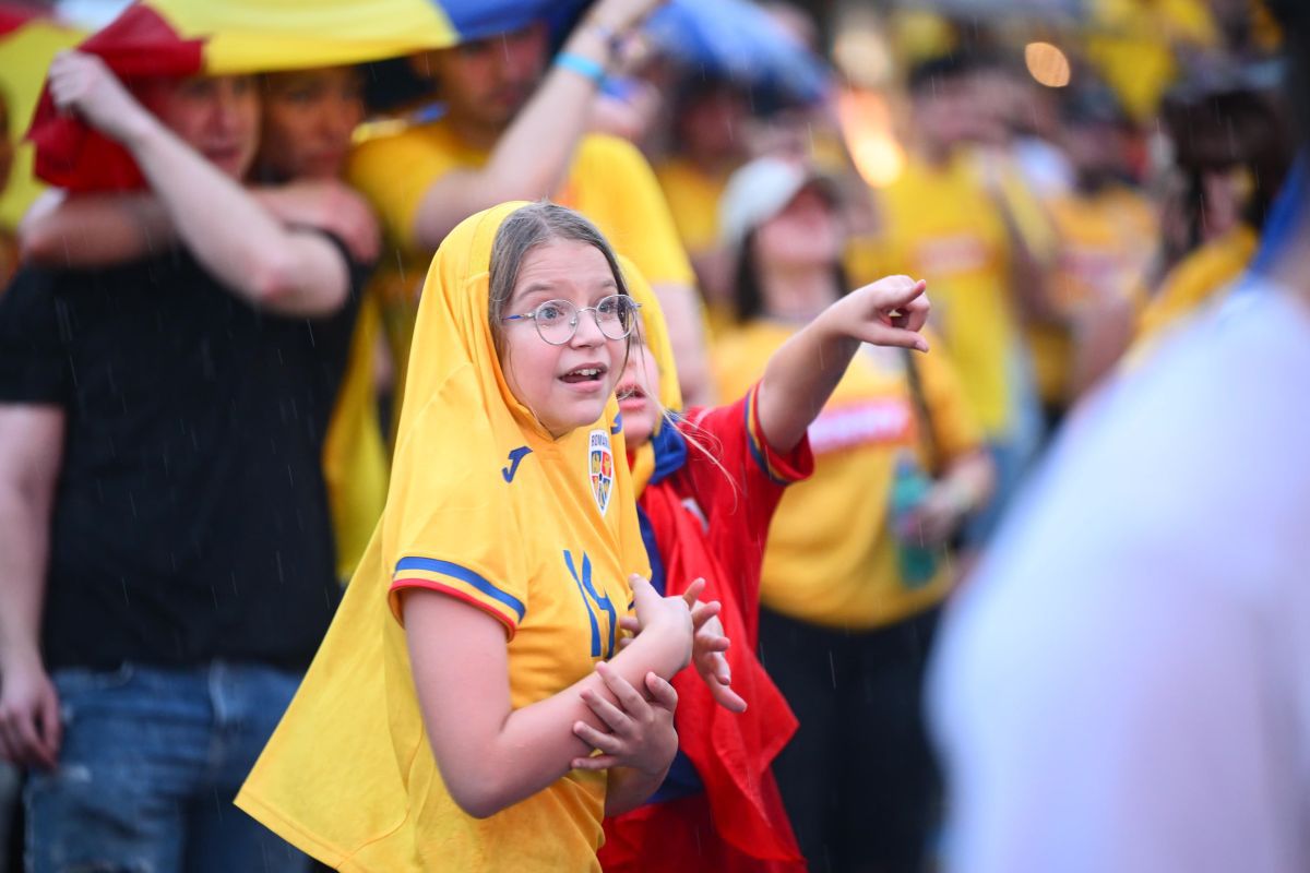 Bucureștenii au luat cu asalt Calea Victoriei pentru România - Olanda! Imagini spectaculoase surprinse de fotoreporterul Gazetei