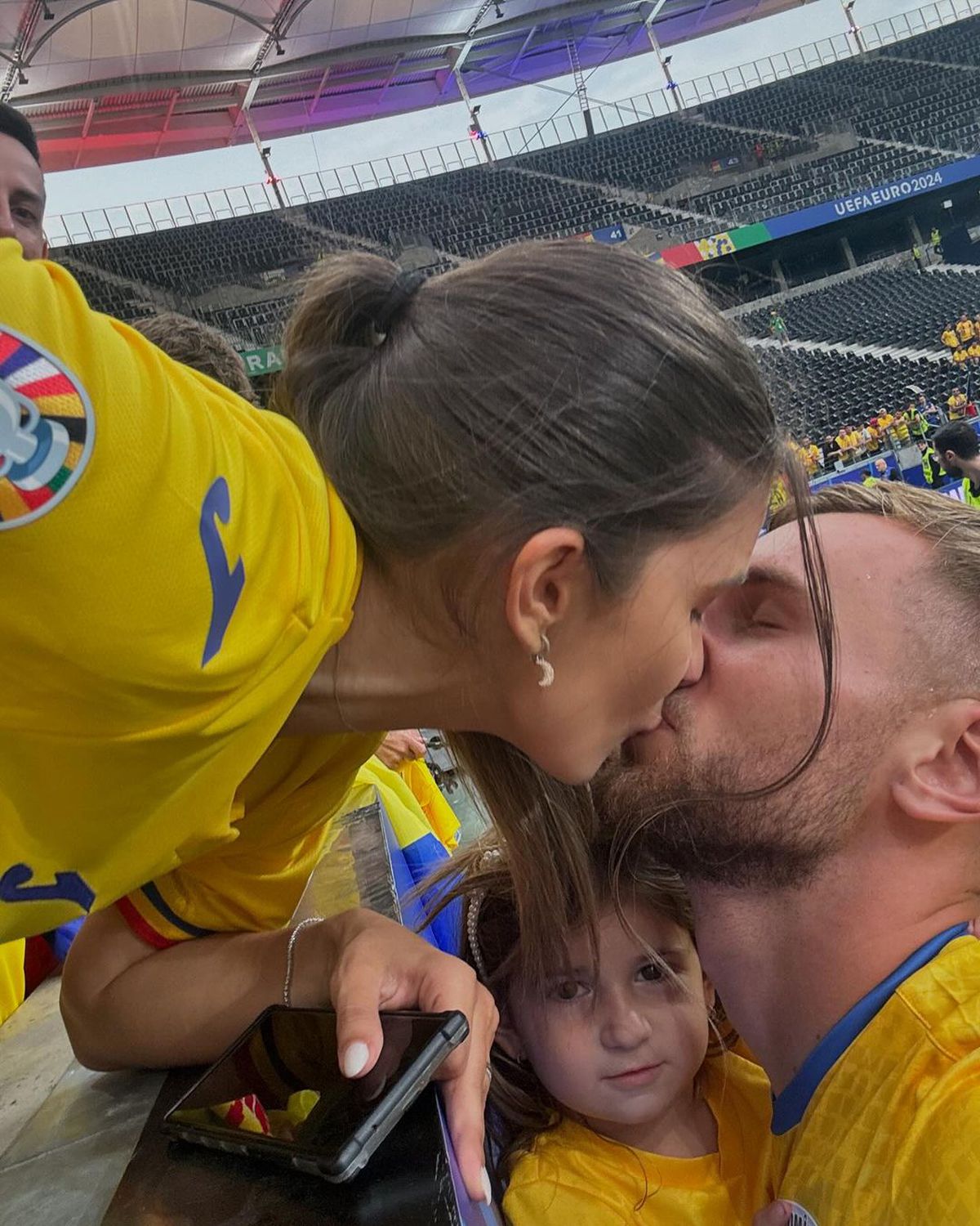 Motivul emoționant pentru care soția lui Denis Drăguș i-a cerut atacantului să câștige meciul cu Olanda: „Au fost cele mai urâte zile ale noastre”