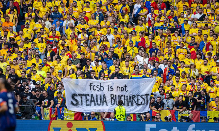 10 detalii observate de pe stadion la România - Olanda » Torțe, fumigene, scandări xenofobe și o ploaie de pahare