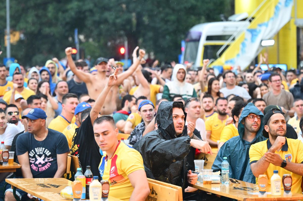 Mii de bucureșteni au înfruntat furtuna și au rămas pe baricade pentru a urmări România - Olanda » Fotografii spectaculoase surprinse în Capitală