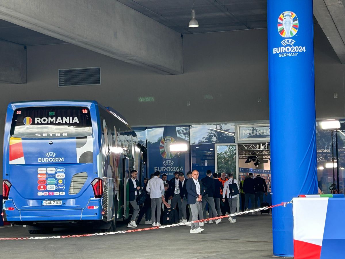 Edi Iordănescu, controlat la coborârea din autocarul României