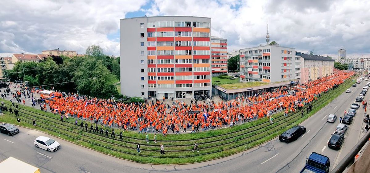 Suporterii batavi înainte de România - Olanda