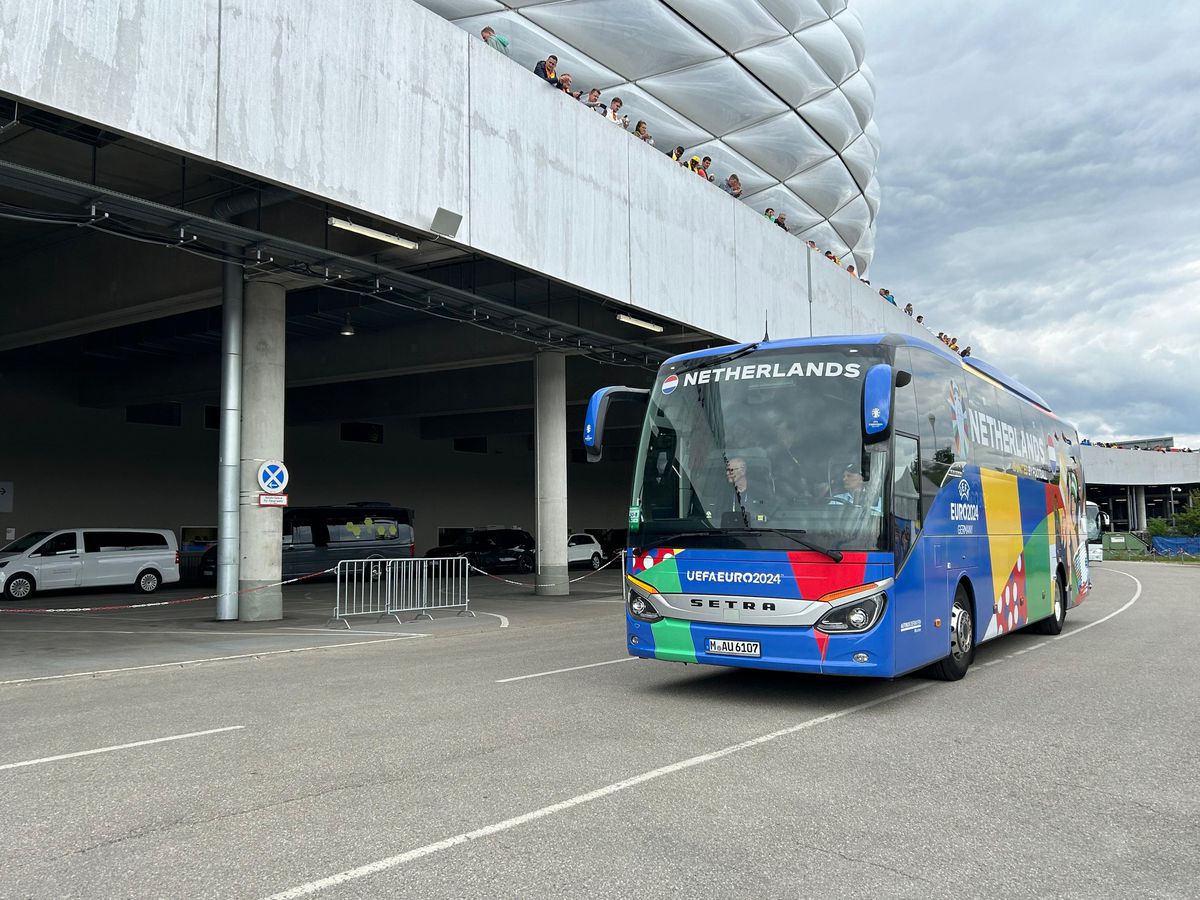 Edi Iordănescu, controlat la coborârea din autocarul României