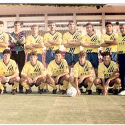 Progresul 1992. Cosmin Olăroiu este al doilea pe rândul de sus, de la stânga la dreapta