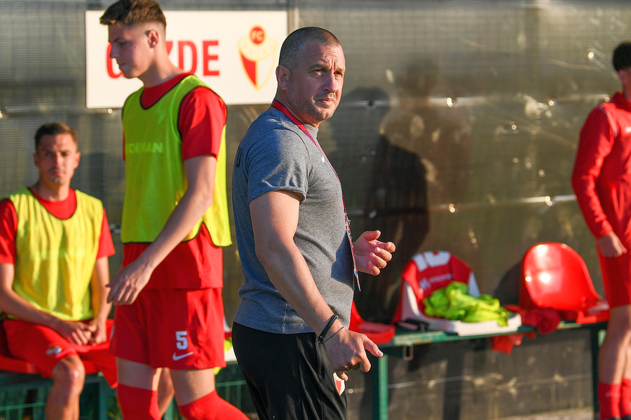 Costel Enache, antrenorul lui FC Bacău. Foto: Facebook Reunire la echipa sponsorizată de cei mai bogați români » Patru transferuri bifate în această vară