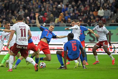 Kader Keita, primul din dreapta, rămâne la Rapid/ foto: Imago Images