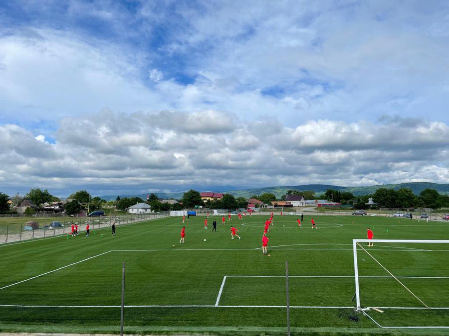 Noul teren sintetic al clubului FC Bacău, construit în satul Ruși-Ciutea din comuna Letea. Foto: Facebook Reunire la echipa sponsorizată de cei mai bogați români » Patru transferuri bifate în această vară